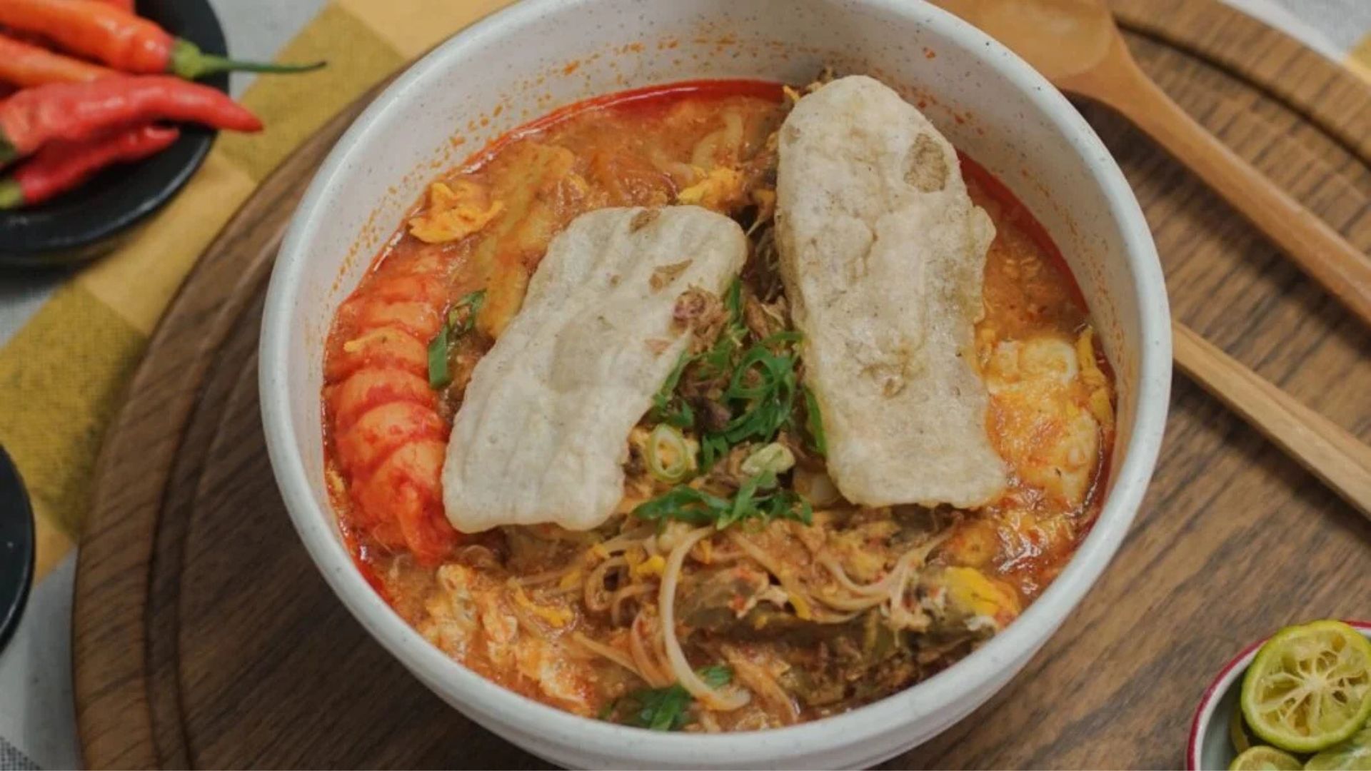 Semangkuk seblak kuah merah dengan topping lengkap di Borobudur