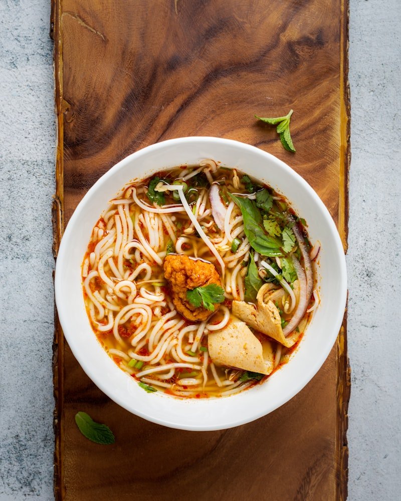 Semangkuk mie kocok bandung dengan kikil empuk dan kuah kaldu sapi kental