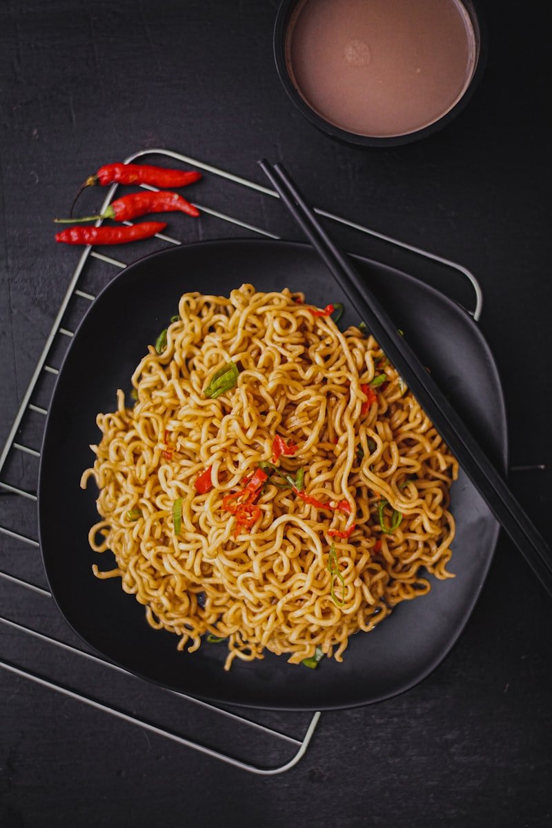 Mie kocok bandung dengan kuah kaldu sapi gurih dan taburan bawang goreng