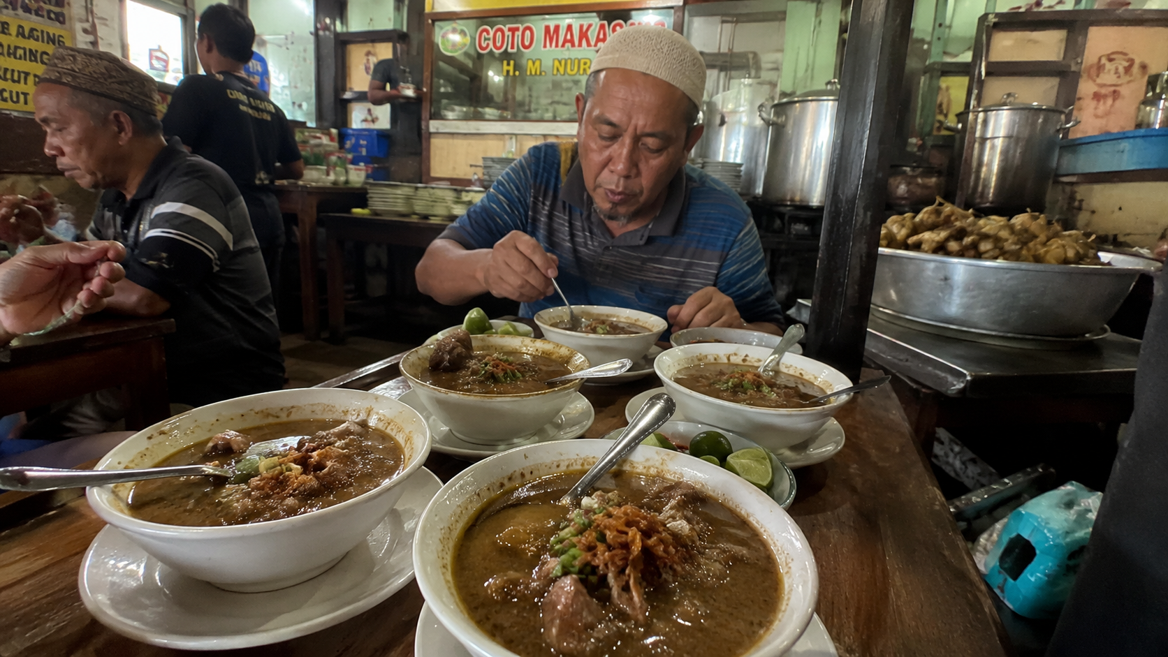 Suasana warung coto Makassar legendaris dengan pelanggan yang sedang menikmati hidangan