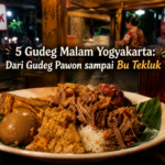 Gudeg malam Yogyakarta disajikan dengan lauk lengkap