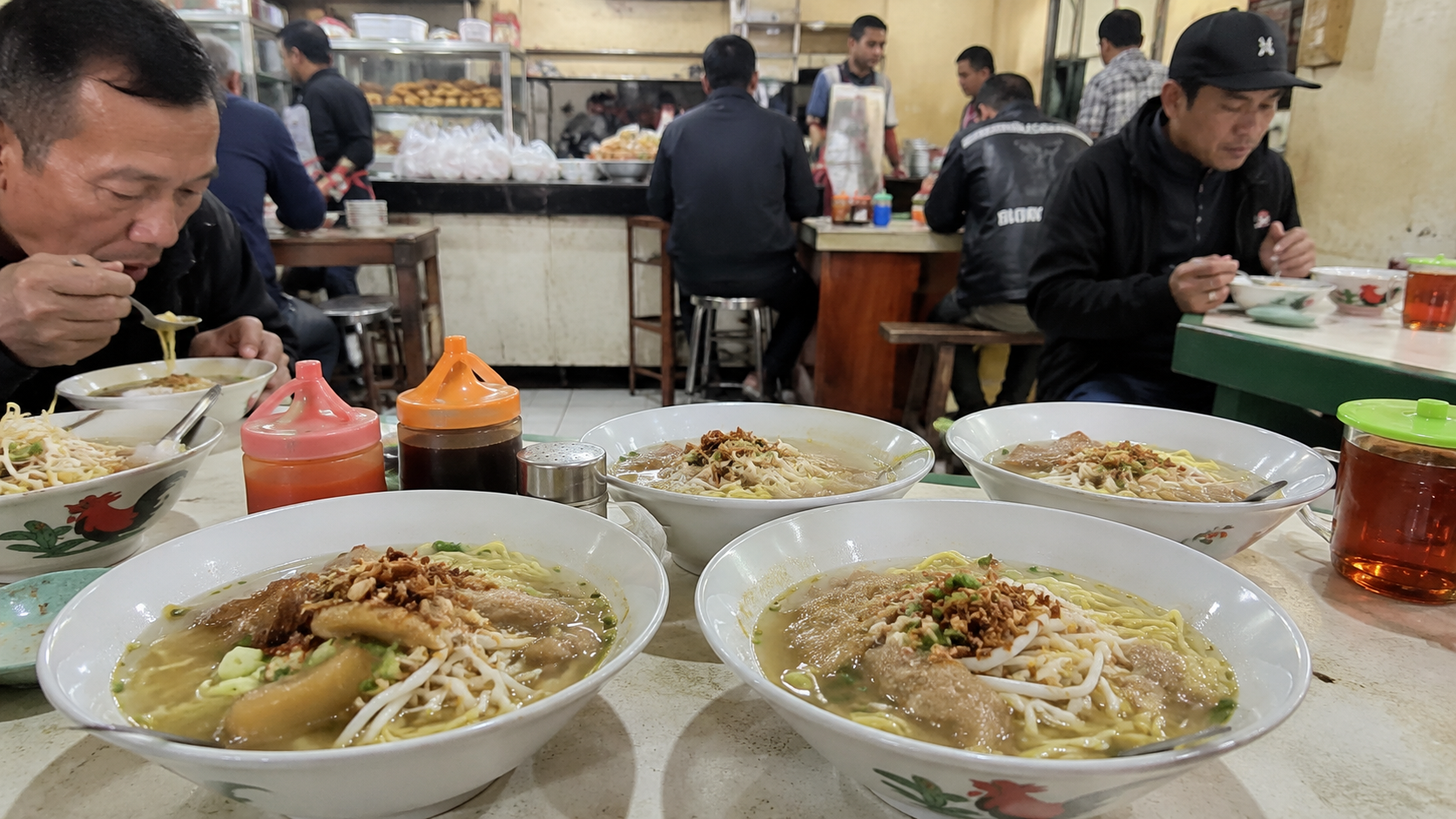 Mie kocok Bandung legendaris dengan kikil tebal dan kuah kental