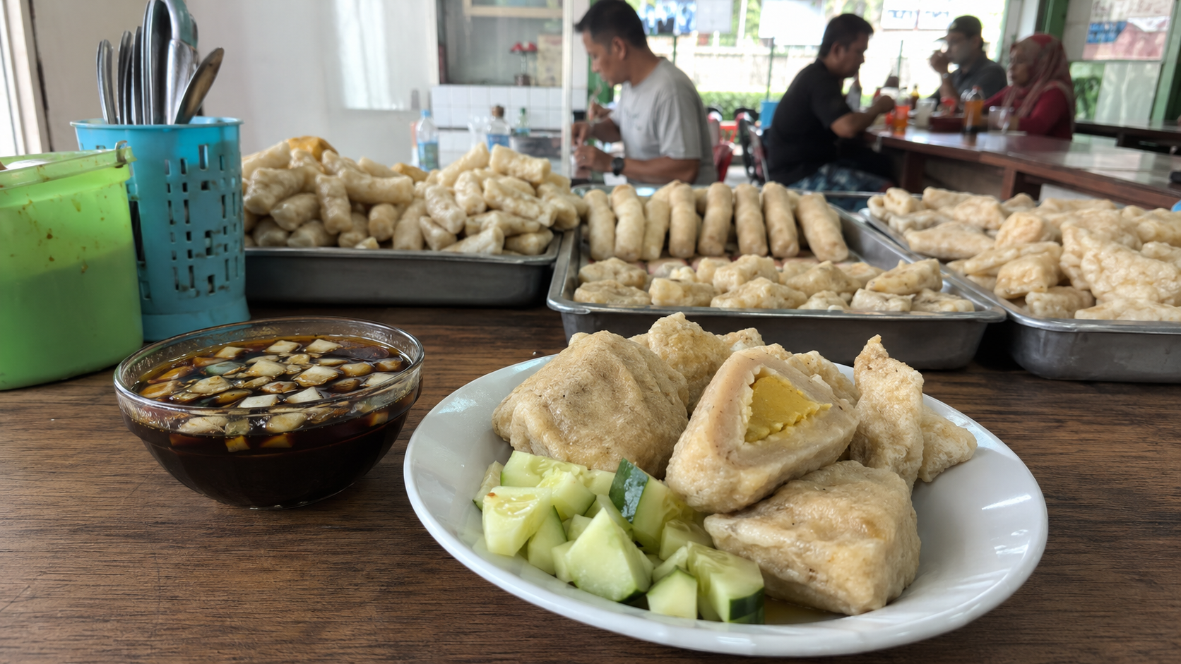 Pempek Palembang varian kapal selam dengan cuko pekat