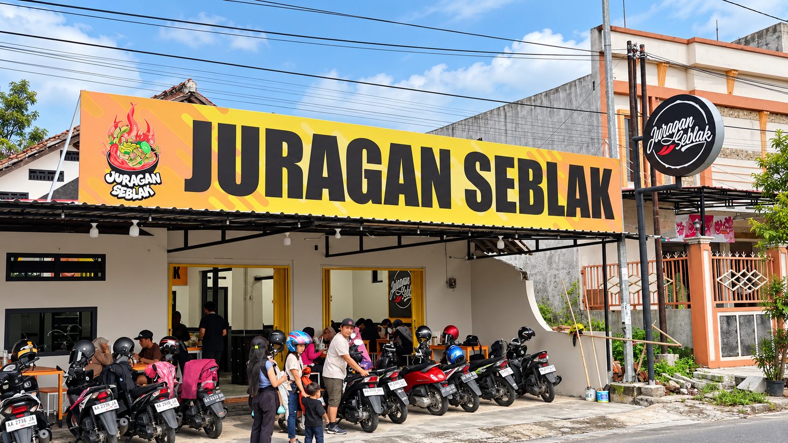 Tampak depan gerai Juragan Seblak dengan papan nama kuning
