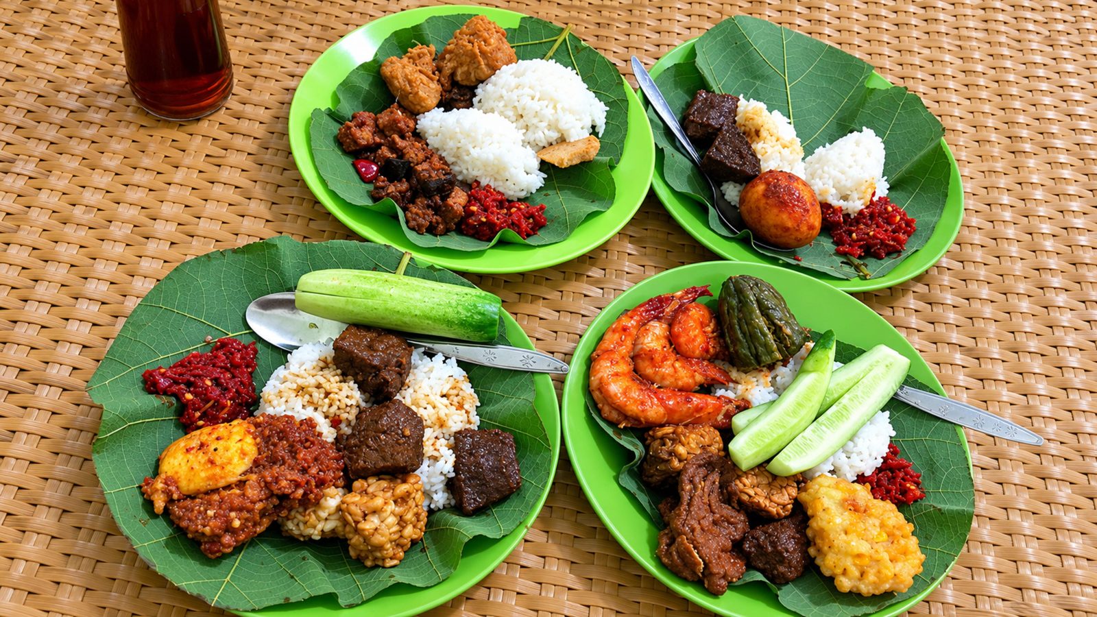 Ilustrasi aneka lauk khas Cirebon di atas daun jati