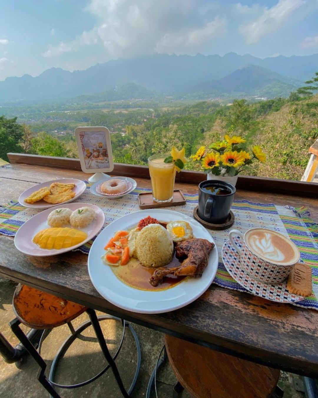 Tempat makan Borobudur dengan view Perbukitan Menoreh di Kedai Bukit Rhema
