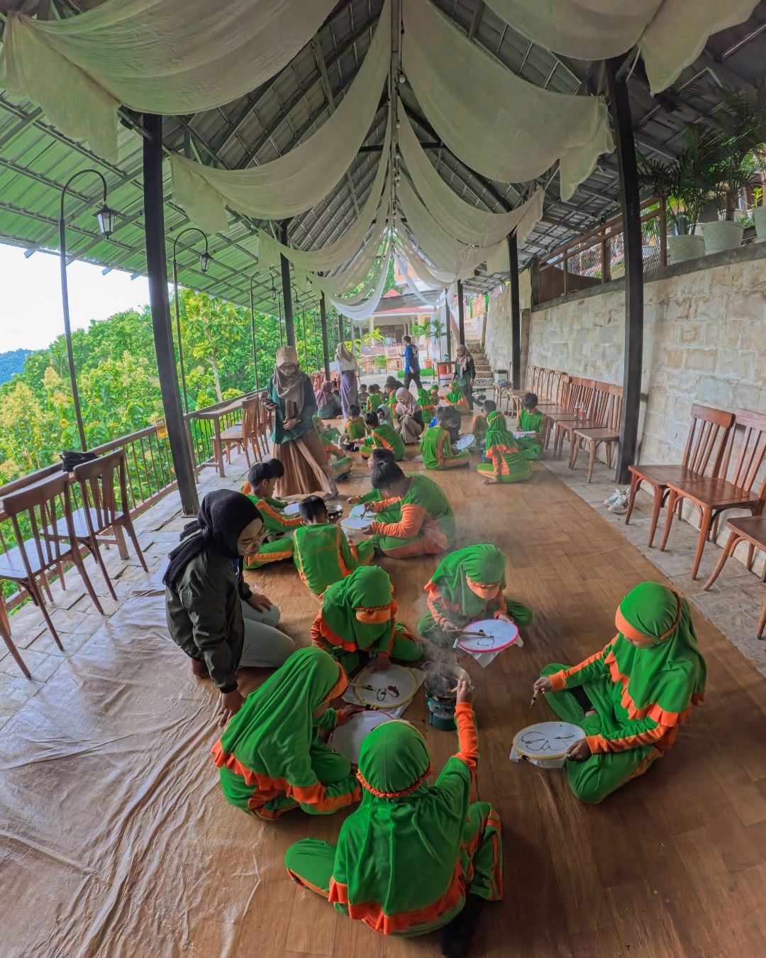 Peserta kelas membatik di area semi terbuka Kedai Bukit Rhema Borobudur