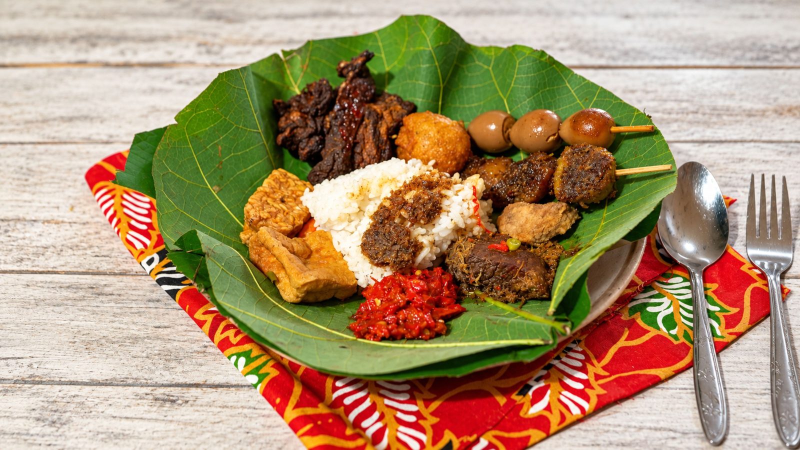 Ilustrasi nasi jamblang beralas daun jati, kuliner Cirebon lain