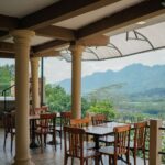 Tempat makan dekat Borobudur: area makan beratap lantai 2 Kedai Bukit Rhema dengan view bukit