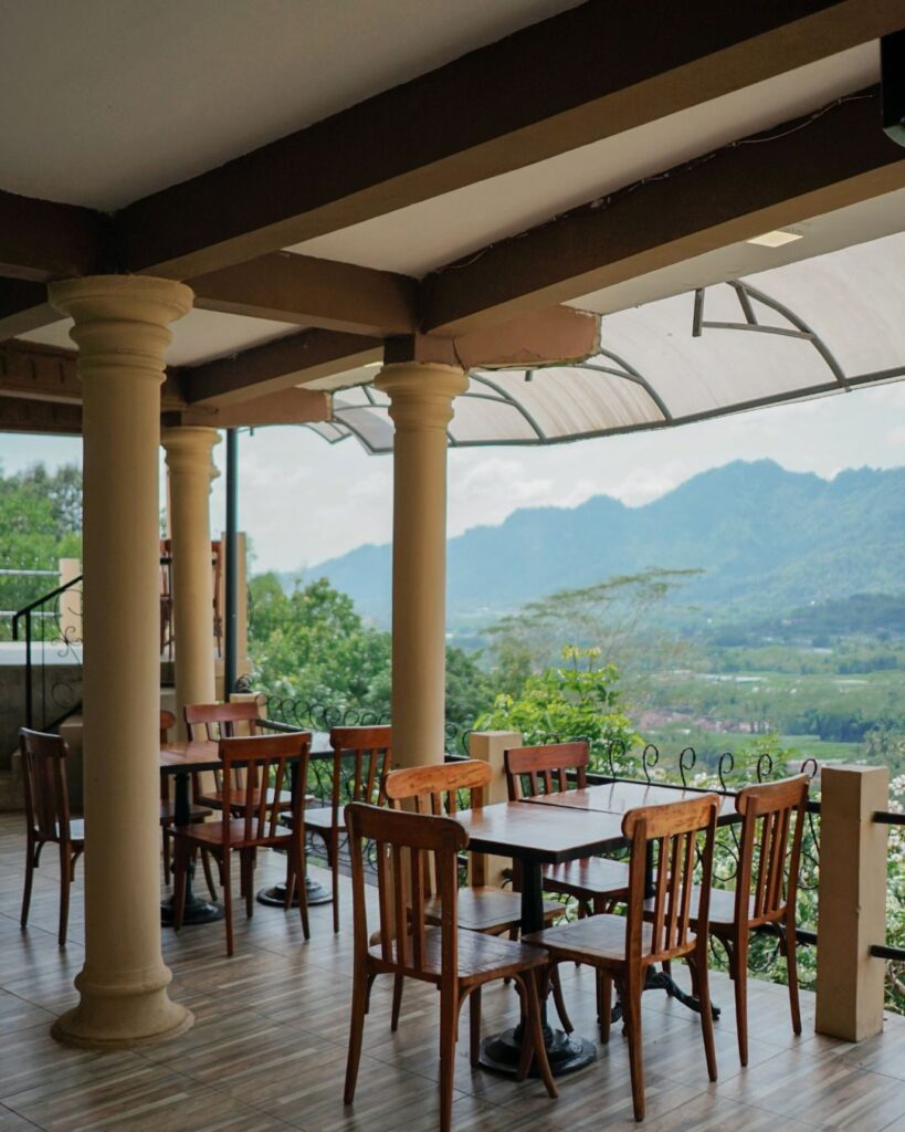 Tempat makan dekat Borobudur: area makan beratap lantai 2 Kedai Bukit Rhema dengan view bukit