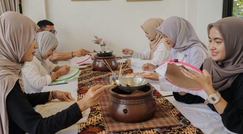 Workshop batik untuk tamu dewasa di Kedai Bukit Rhema dekat Borobudur